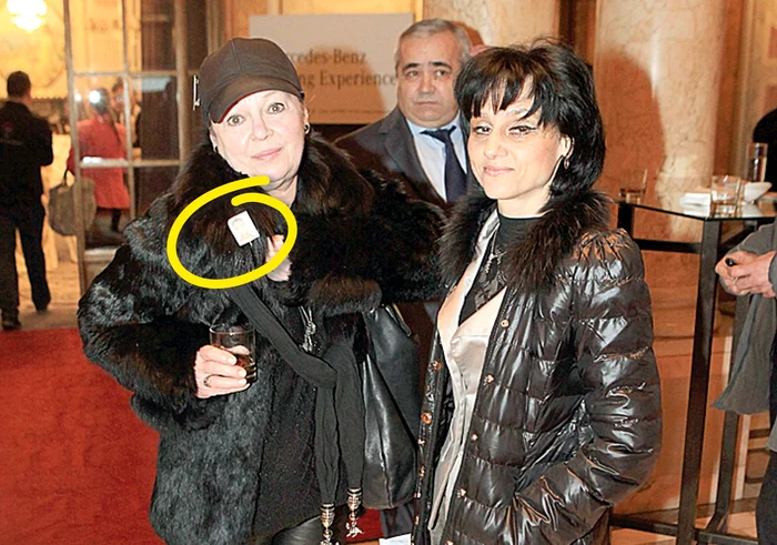 11 februarie 2015. Şi la evenimente mondene vine tot cu fotografia în piept