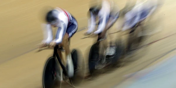 Echipa britanică de ciclism concurează în timpul cursei feminine de urmărire  la Campionatele Mondiale de ciclism de la Saint Quentin-en-Yvelines Franţa FOTO AP