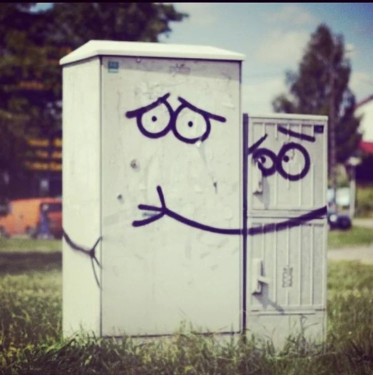 Cutii electrice îmbrăţişate