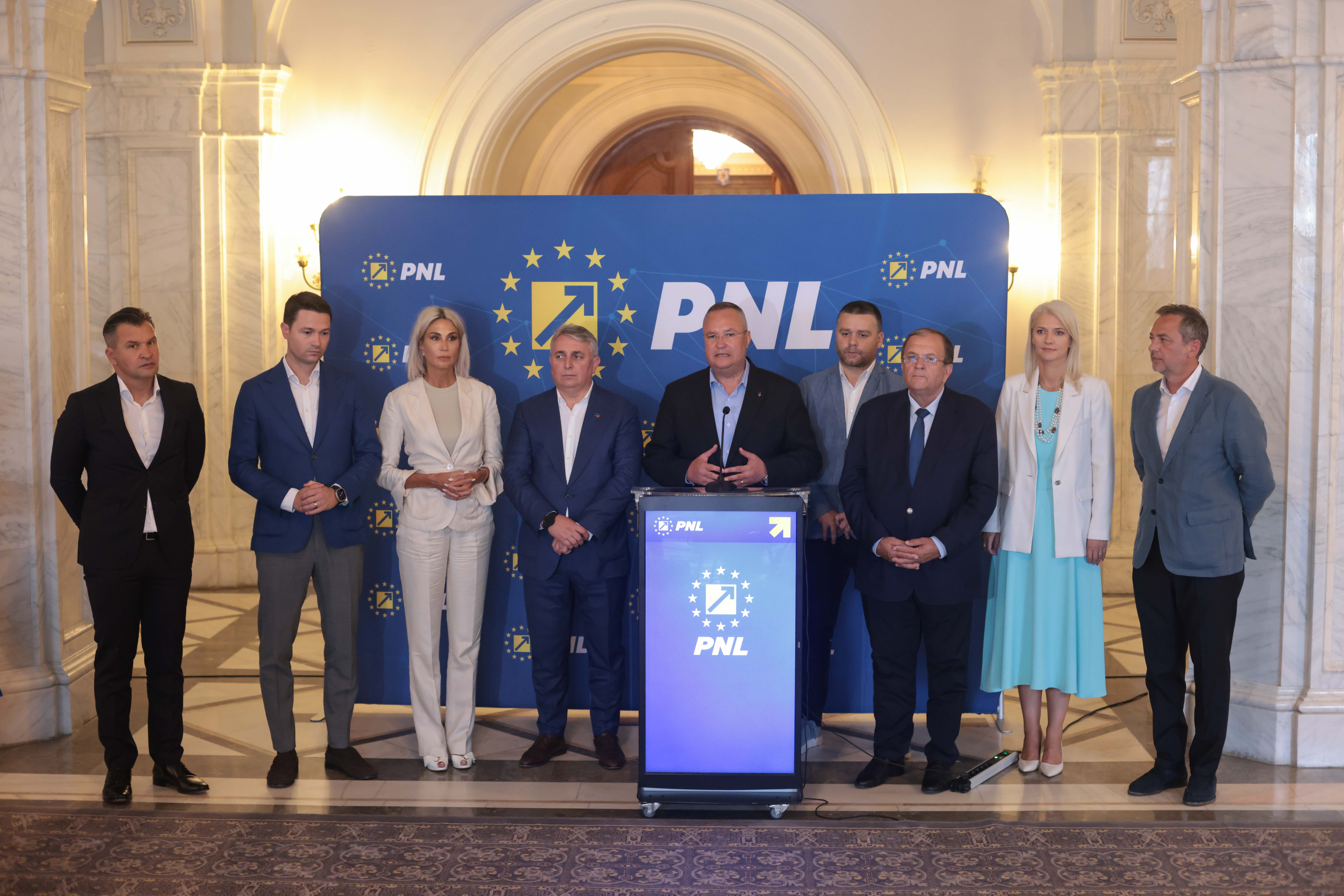 Nicolae Ciucă vorbește presei la finalul ședinței Biroului Politic Naţional al PNL, la sala grupului PNL din Camera Deputaţilor, în Palatul Parlamentului din București. FOTO Inquam Photos / George Călin