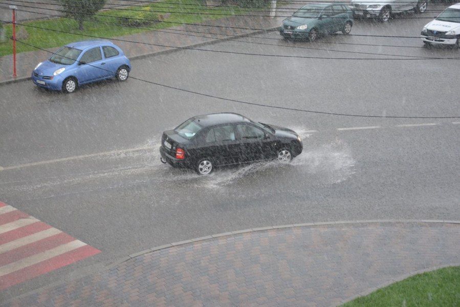 Avertizare meteo: Cod Portocaliu de averse torențiale și vânt puternic în trei județe