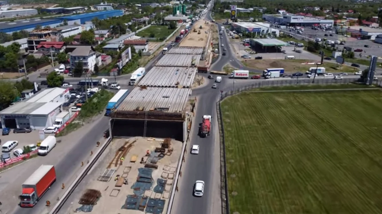 Lucrările la acest pasaj au început în aprilie anul trecut, iar în momentul de faţă pasajul este gata în proporţie de aproximativ 42% Foto: Captura video Asociaţia „Construim România”