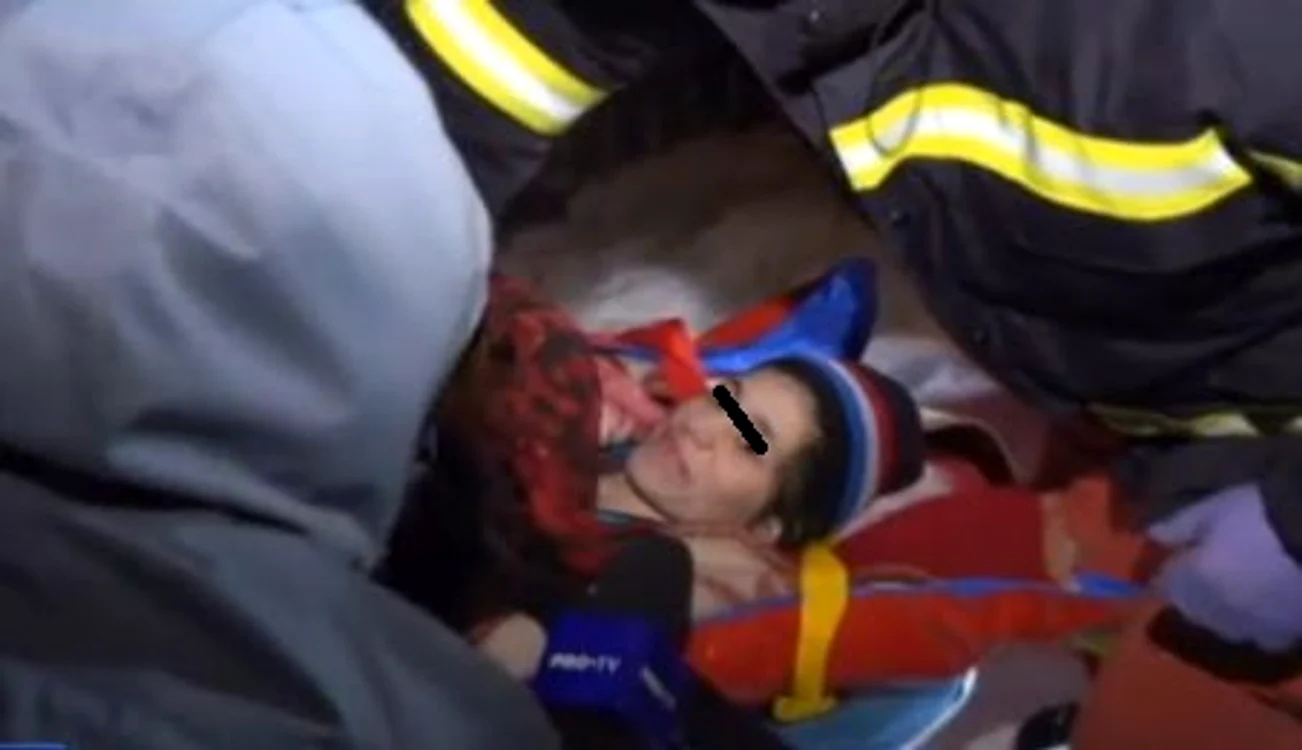 O tânără de 17 ani a născut singură ajutată de o prietenă deoarece salvarea nu a putut ajunge la ea