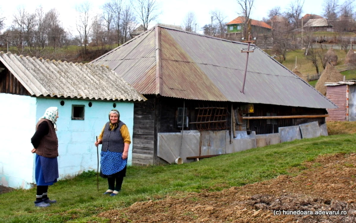 Femei din comuna Bătrâna, în care locuiesc mai puţin de 100 de familii. Foto: Daniel Guţă.