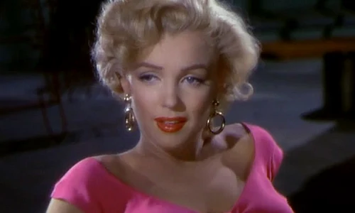 Dezvaluiri din raportul medico legal al lui Marilyn Monroe: «Avea sâni falşi și picioarele pline de păr» png