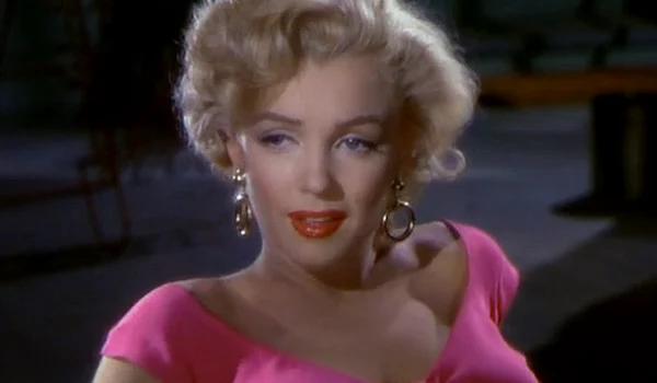 Dezvaluiri din raportul medico legal al lui Marilyn Monroe: «Avea sâni falşi și picioarele pline de păr» png