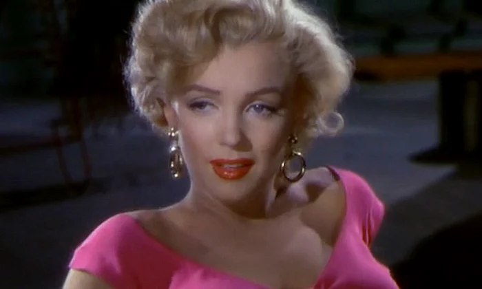 Dezvaluiri din raportul medico legal al lui Marilyn Monroe: «Avea sâni falşi și picioarele pline de păr» png