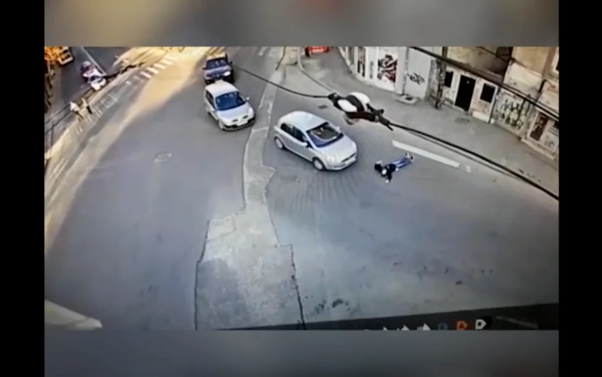 
    Femeia s-a aruncat pe stradă, în fața unei mașini Foto: adevarul.ro  