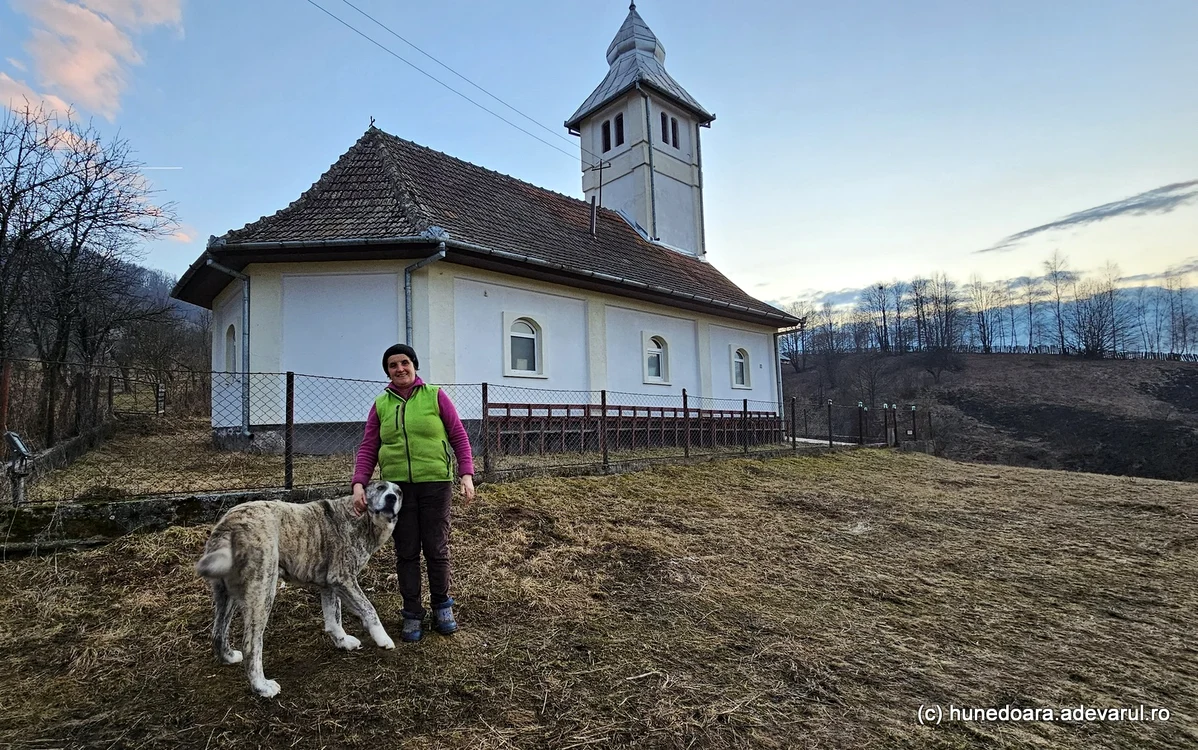 Rozica și câinele său credincios, din satul Negoiu din Hunedoara. Foto: Daniel Guță. ADEVĂRUL