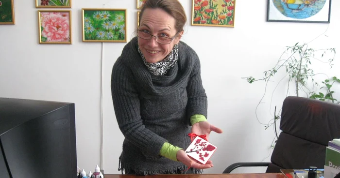 Gabriela Stavăr și câteva dintre miniaturile pregătite pentru Mărțișor. 