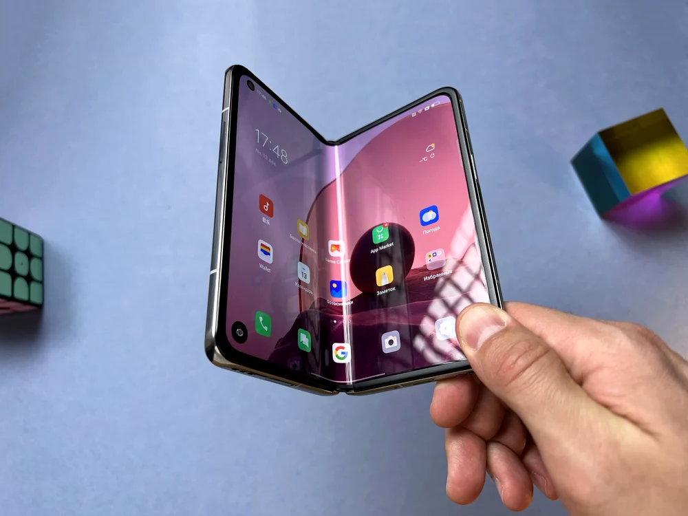Smartphone pliabil OPPO Find N. FOTO Shutterstock
