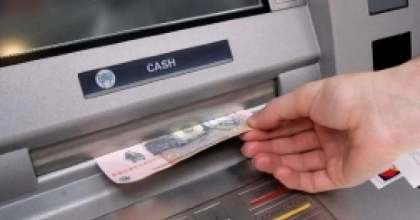 Trecătorul a profitat de ocazie pentru a-l lăsa pe arădean fără 900 de lei şi fără card