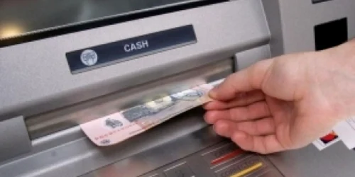 Trecătorul a profitat de ocazie pentru a-l lăsa pe arădean fără 900 de lei şi fără card