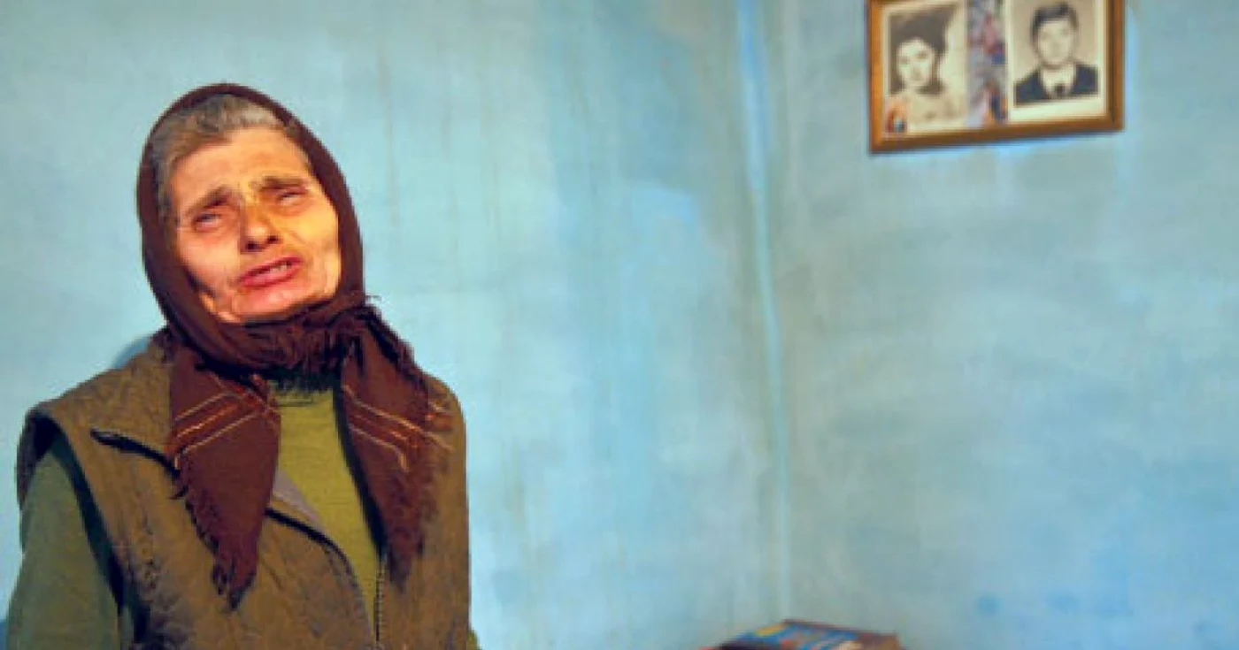 Mama lui Emil Bădescu plânge lângă poza de pe perete cu fiul ei şi cere pedepsirea agresorilor 