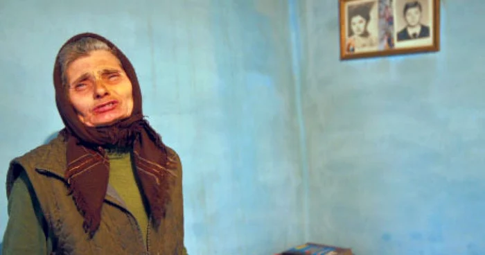 Mama lui Emil Bădescu plânge lângă poza de pe perete cu fiul ei şi cere pedepsirea agresorilor 