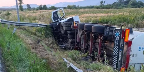 autocisterna rasturnata foto 