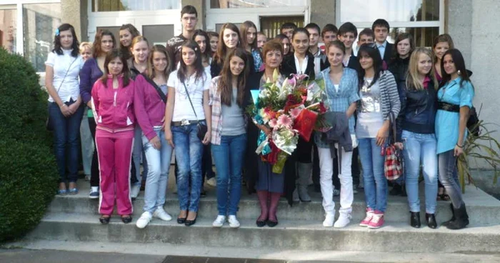 Natalia Pop, alături de elevi de la Liceul Pedagogic