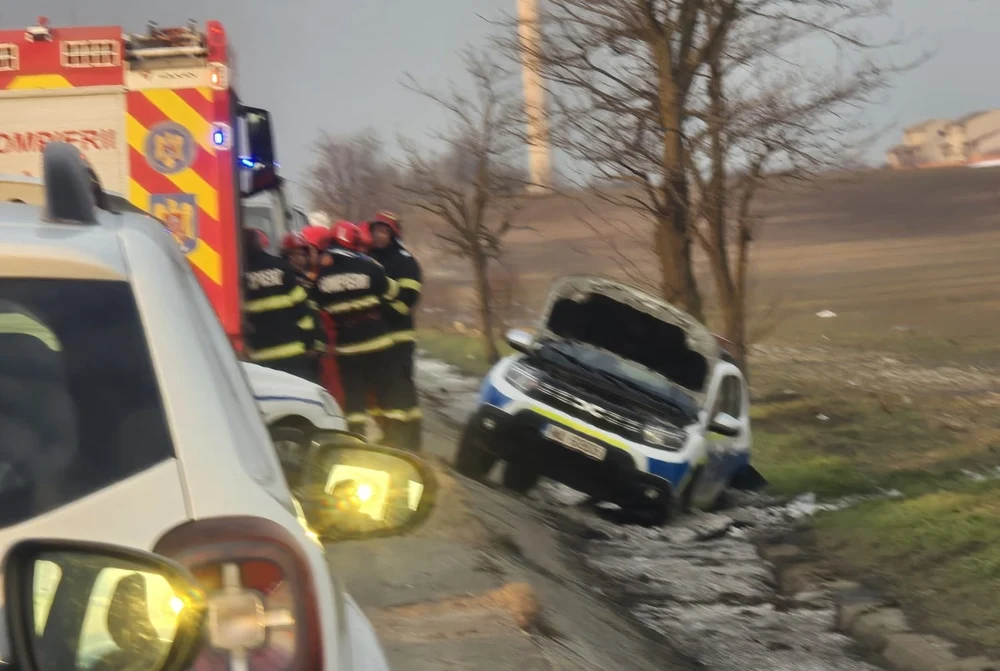 Maşină de poliţie, implicată într-un grav accident rutier în Giurgiu. Doi poliţişti au ajuns la spital, iar autospeciala - în şanţ