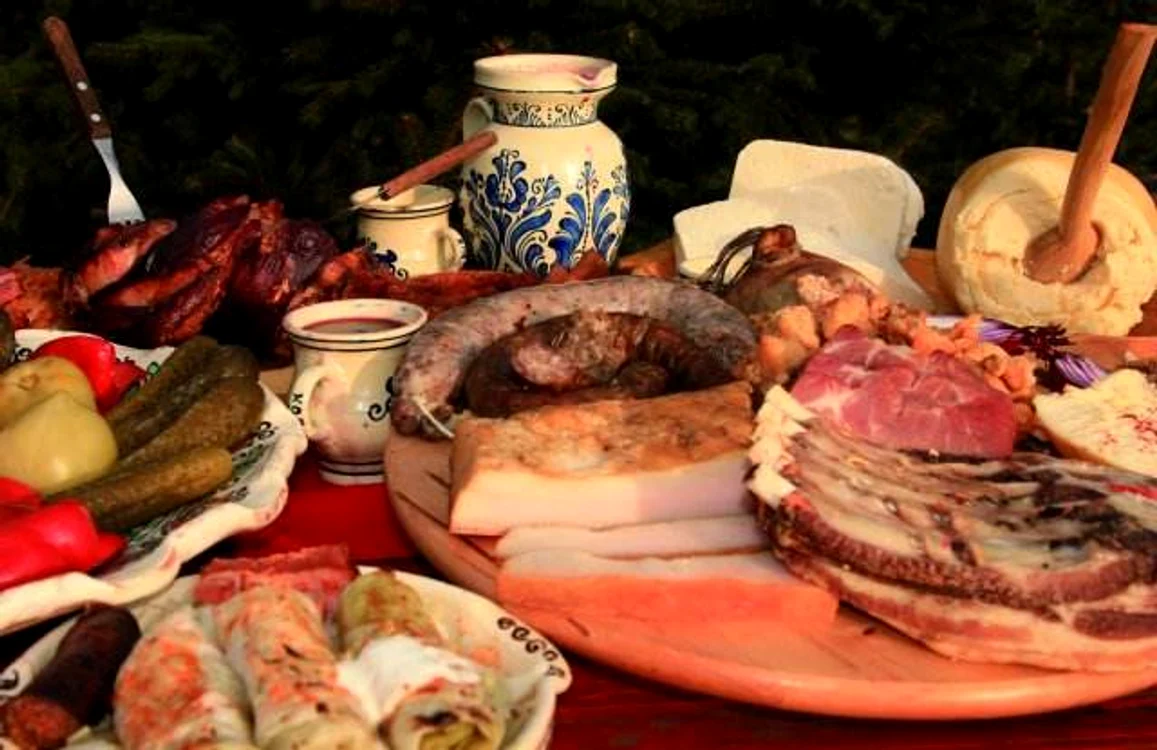 
    Ce pun pe masă românii de 1 Decembrie? Bucatele tradiționale sunt nelipsite  