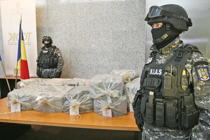 
    Captura a fost adusă ieri  la sediul DIICOT, fiind  păzită de mascați.  Drogurile vor fi incinerate  la finalul anchetei  
