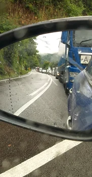 Accident rutier pe Valea Oltului - DN7- în Tuţuleşti - Vâlcea - coliziune între un microbuz şi un autoturism cu patru persoane implicate dintre care una încarcerată Foto Adevărul - credit A.Lazăr