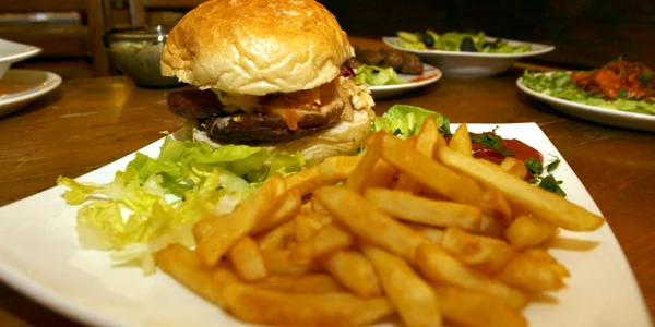 Cartofi prajiti si hamburger grasimi trans FOTO Arhiva