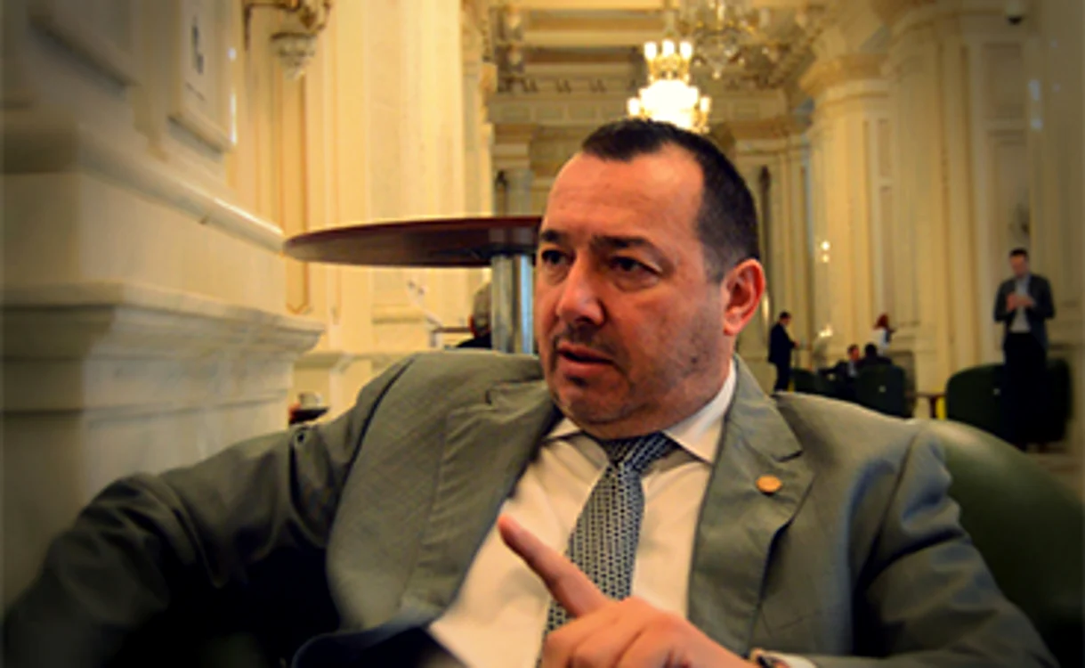 
    Adrian Solomon şi Irinel Stativă au făcut circ în şaormerie   