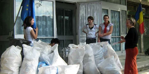 Elevii au strâns zeci de saci cu maculatură