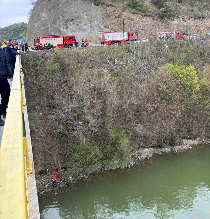 Intervenția pompierilor pentru scoterea microbuzului din Dunăre FOTO: ISU Mehedinți