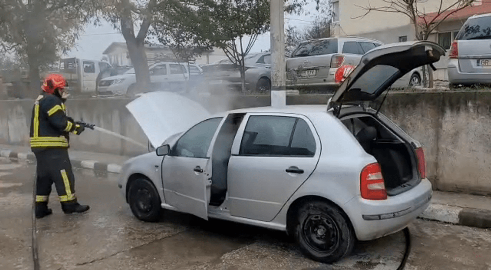 O mașină a luat foc în timpul mersului, în Giurgiu. Șoferița, ajutată de locatarii din zonă să o stingă VIDEO
