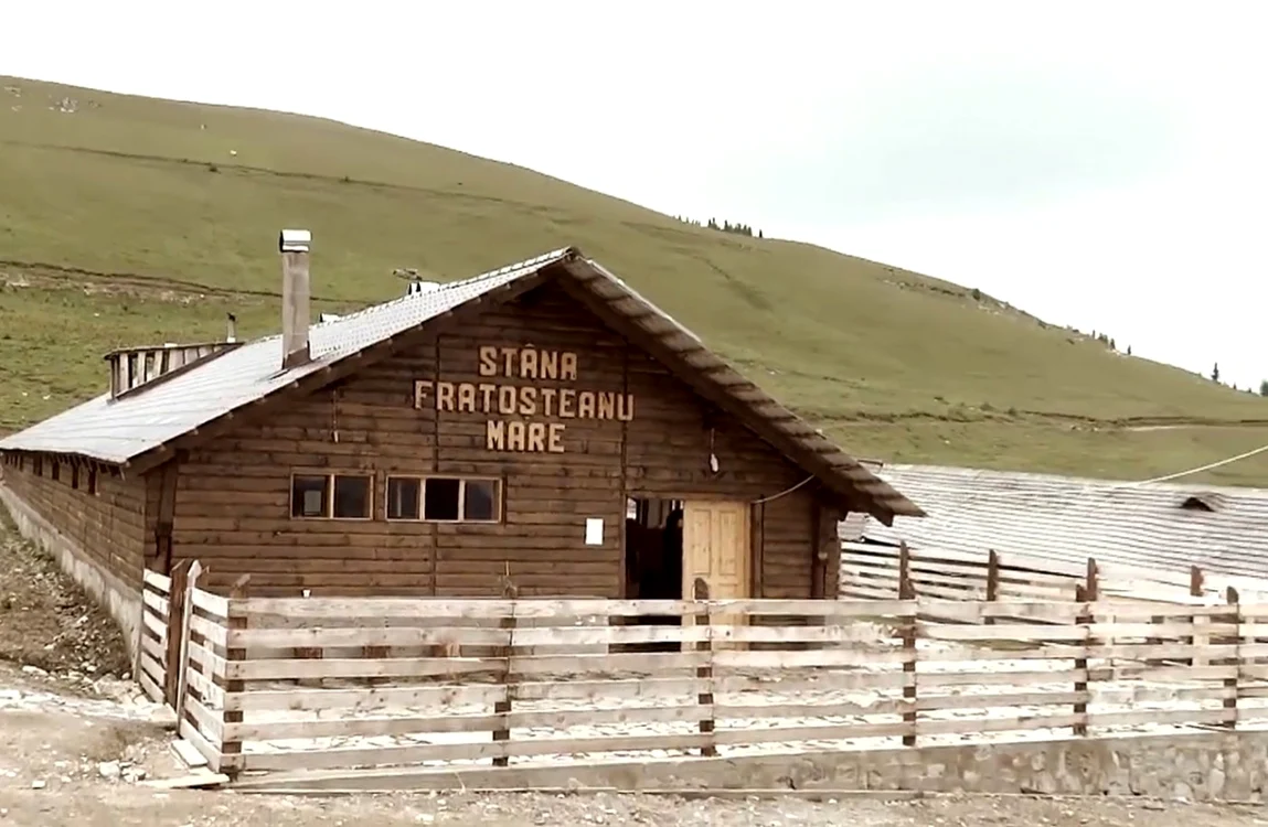 Stâna Fratoşteanu din Munţii Latoriţei - Vâlcea Foto Adevărul
