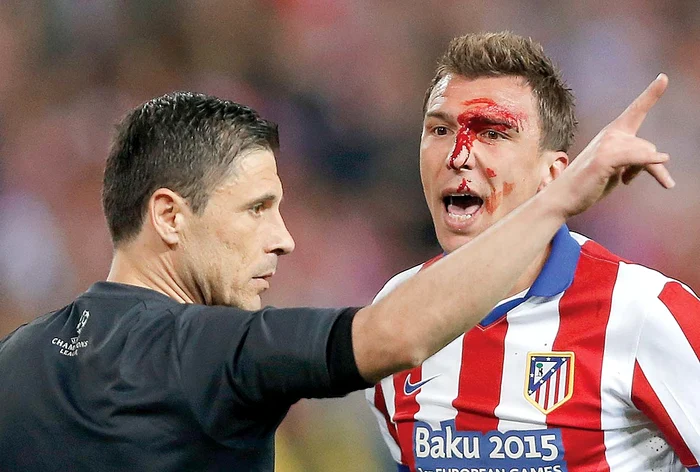 
    Sângele lui Mandzukic  nu l-a impresionat  pe arbitrul sârb   