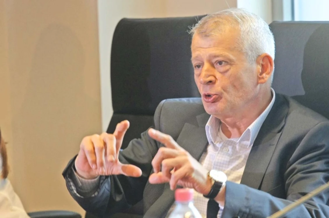 
    Primarul Capitalei, Sorin Oprescu, a fost reţinut de procurorii DNA sâmbătă noapte  
