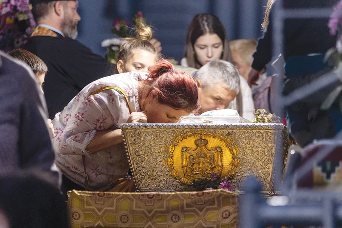 La moaştele Sfintei vin oameni de toate vârstele