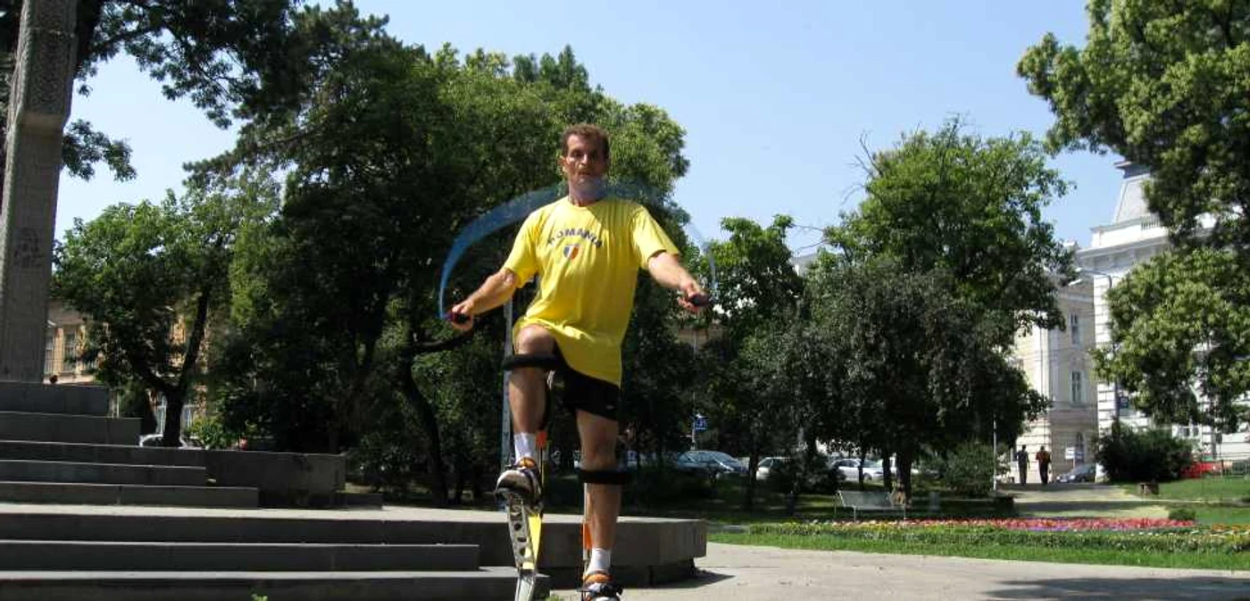 Arad: Ştefan Cojocnean a făcut o demonstraţie de mers pe picioroange moderne  în Parcul Eminescu (GALERIE FOTO)