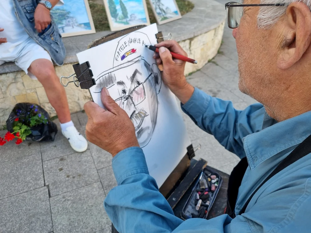 Florin Hristu și caricaturile sale FOTO M.I. 