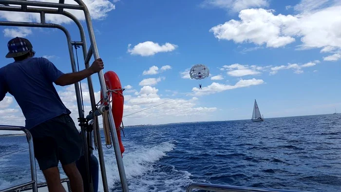 Adora a facut parasailing jpeg