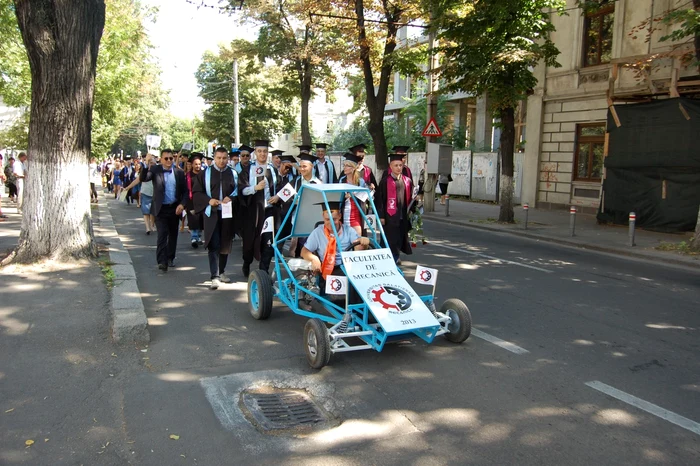 Anul trecut, parada a fost deschisă de un autovehicul construit de studenţi. Foto: Adevărul