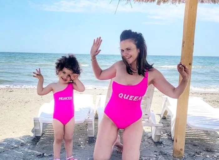 
    Cristina Șișcanu și fetița ei, Petra, în costume de baie identice Foto Instagram  