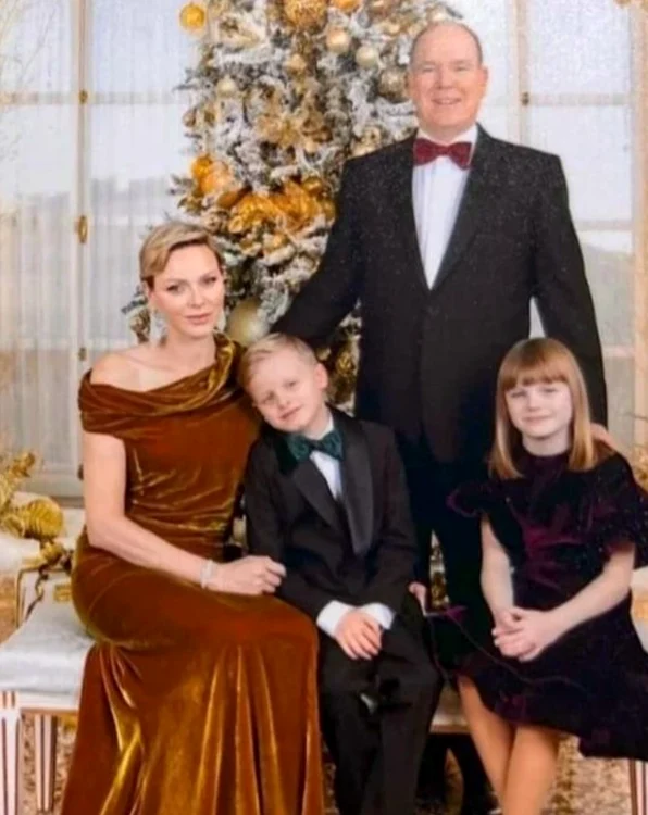 Charlene și Albert de Monaco, alături de copii, felicitarea de Crăciun 2023 PNG