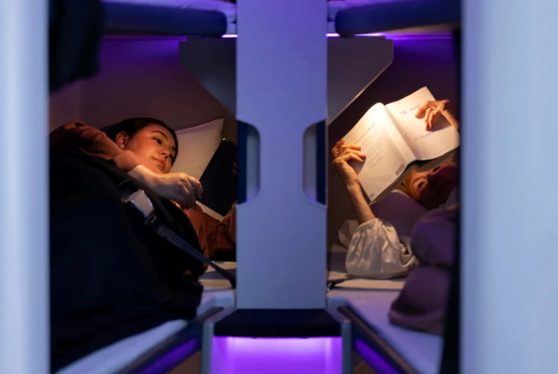 Paturi etajate în avion pentru zborurile ultra-lungi. Foto: AP