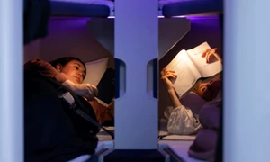 patru etajate in avion AP jpg