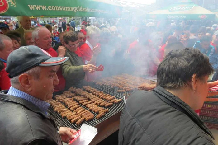 Mici pe grătar şi mâini întinse, o imagine clasică pentru zilele de 1 Mai                   Foto: Mihai Voinea