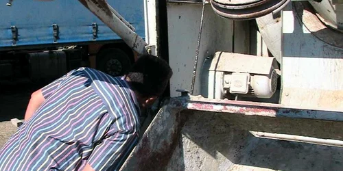 Inspectorii ITM Botoşani verifică betoniera în care muncitorul s-a accidentat