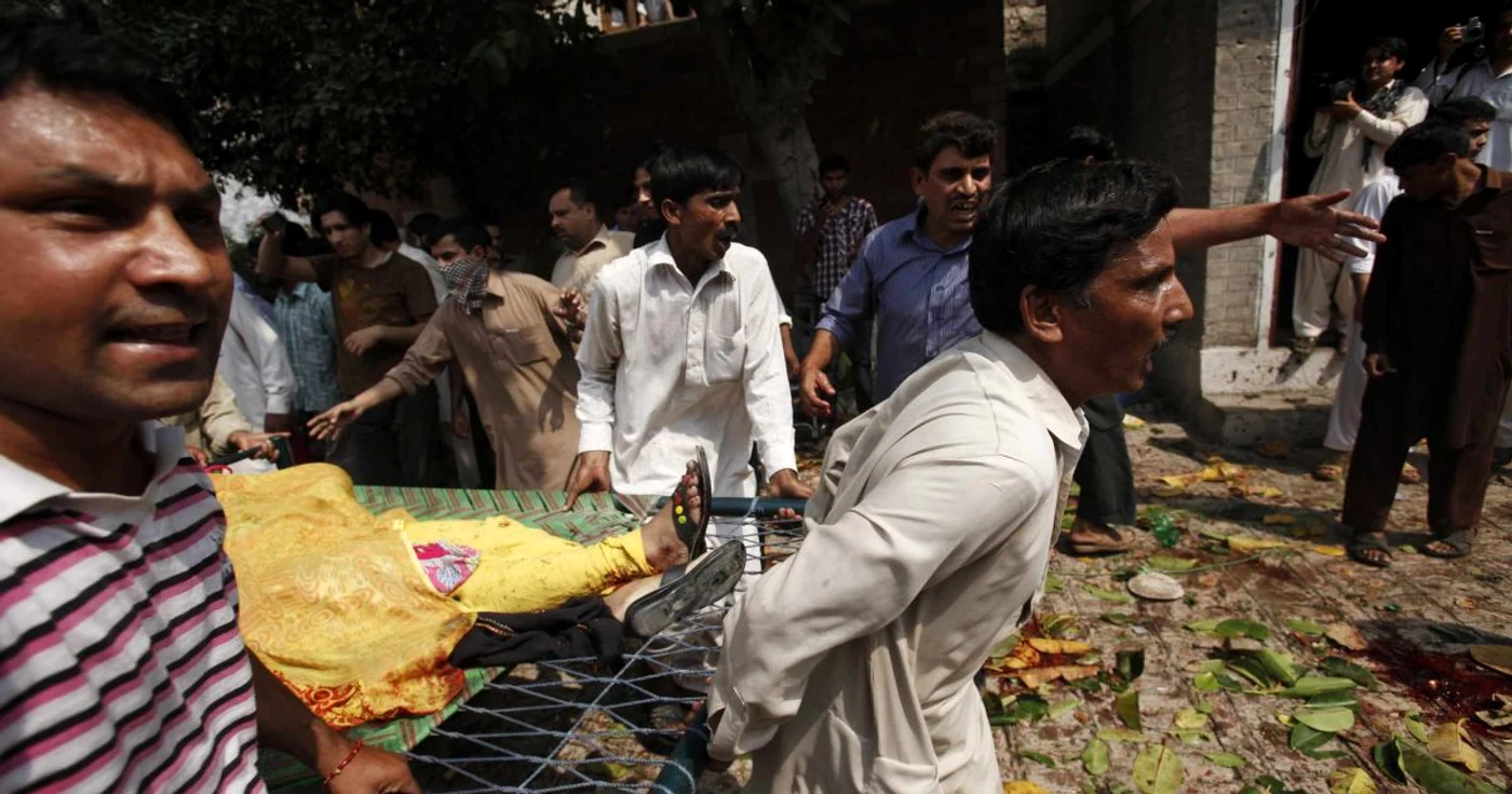 Cei doi kamikaze au declanşat încărcătura de explozibil pe care o purtau asupra lor la ieşirea de la slujbă FOTO Reuters