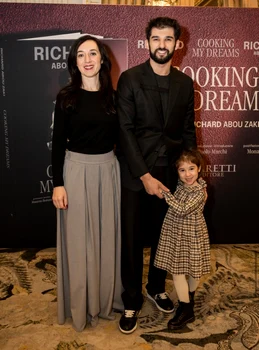 Soția Alessandra și Carlotta, fiica lui chef Richard Abou Zaki, i-au fost alături la lansarea cărții foto: Antena 1 