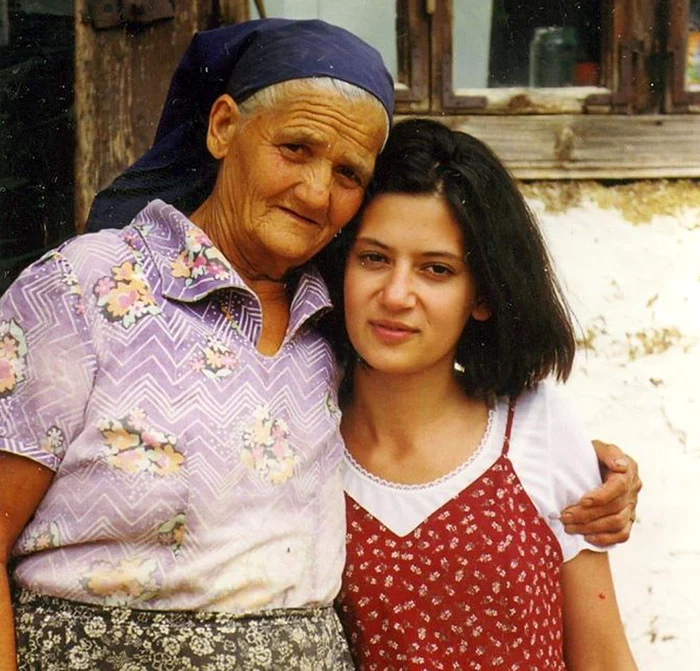 
    Amalia a deschis  albumul cu amitiri  