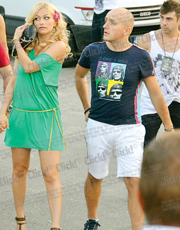 Costi Ioniţă, alături de iubita lui, Irina. Ei au fost împreună, la sfârşitul lunii august, la un concert pe Litoral