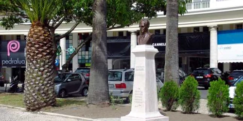 Statuia lui Lucian Blaga de la Estoril (Portugalia) FOTO ICR