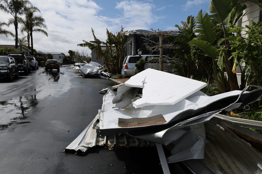 Tornadă în California: acoperişuri smulse, geamuri sparte şi maşini distruse VIDEO